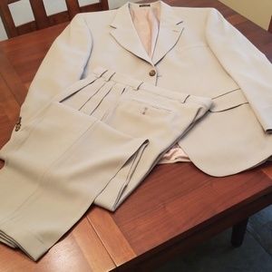 Oscar Del La Renta beigh/cream suit (2 piece)
